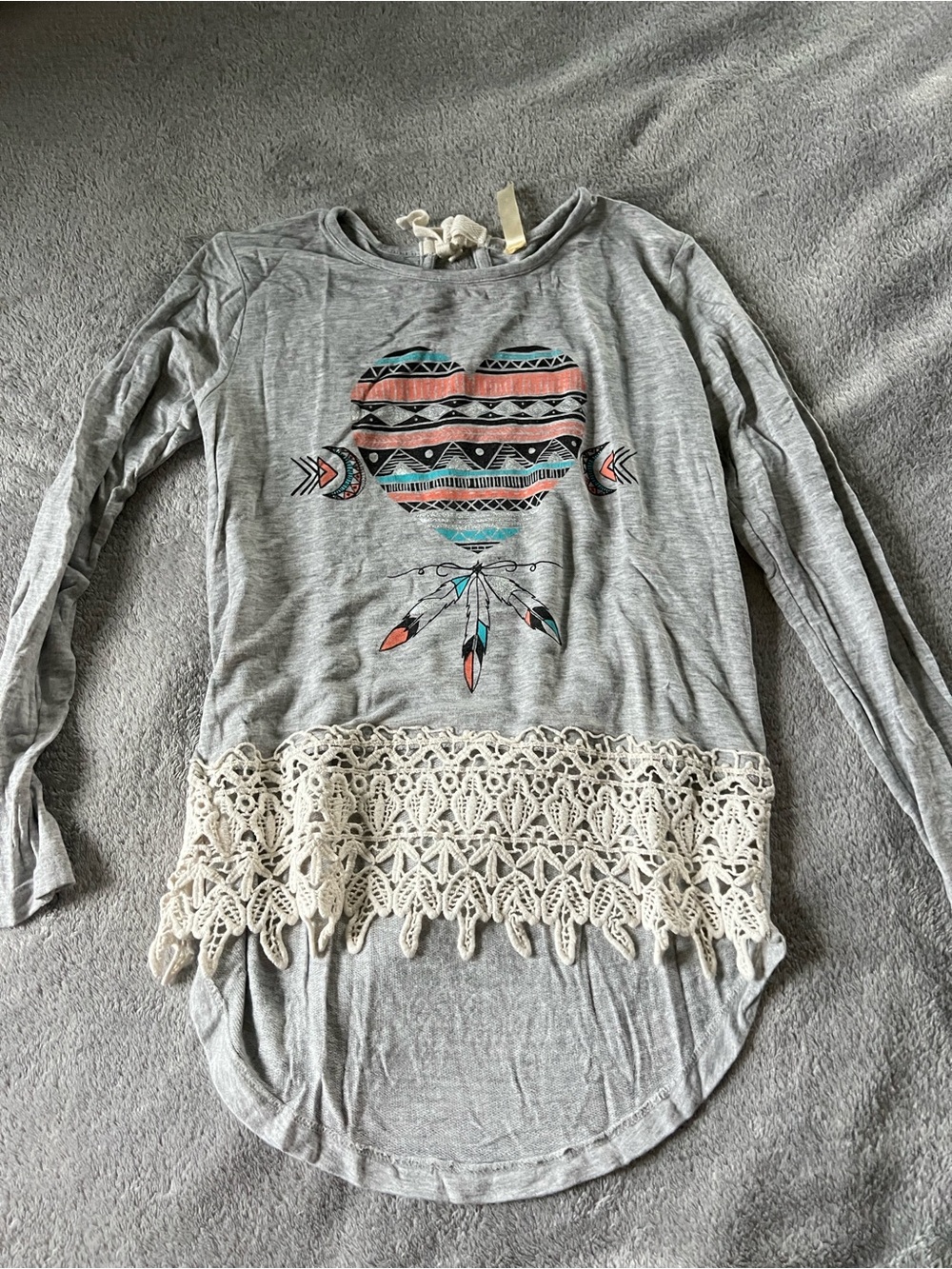 Girls' Light Gray Long-Sleeve Heart Graphic Tee with Crochet Hem